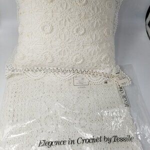 Table Runner 15’ Pillow Set White Decorative Knit Floral Design Crochet New